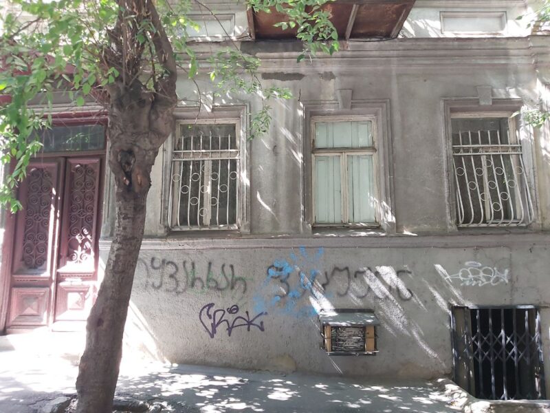 продается 3 комнатная квартира в центре Тбилиси. подходит для коммерции, инвестиций