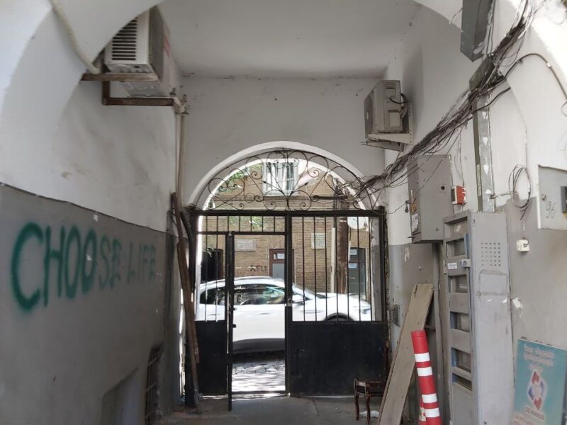 продается 3 комнатная квартира в центре Тбилиси. подходит для коммерции, инвестиций