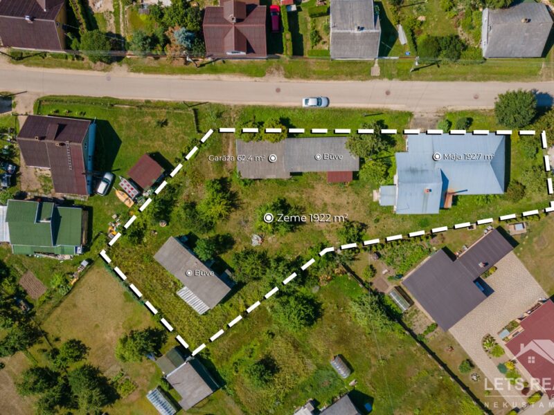 192,7 м² магазин - жилой дом, 114,9 м² 2 вспомогательные постройки, 62,4 м² гараж, земля 1922 м² земля, Ул.Вецбазницас 5, Ливаны